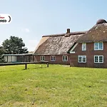 25 Person In Romo-by Traum * Molby
