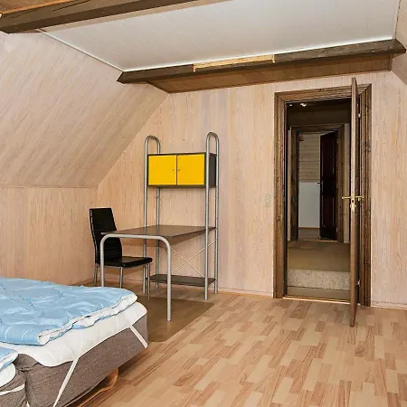 25 Person In Romo-by Traum