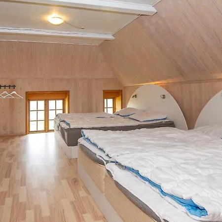 25 Person In Romo-by Traum * Molby