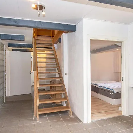 25 Person In Romo-by Traum