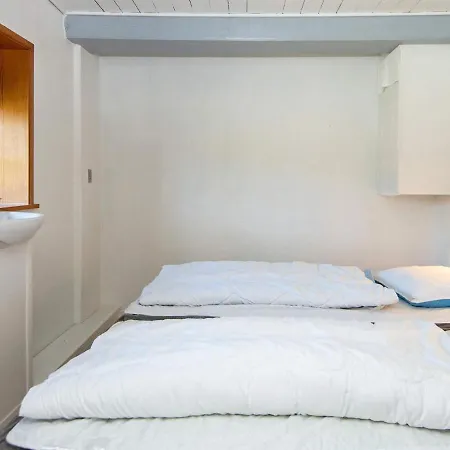 25 Person In Romo-by Traum Molby