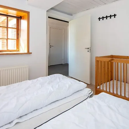 25 Person In Romo-by Traum Molby