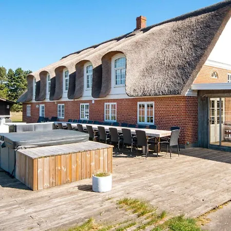 25 Person In Romo-by Traum *