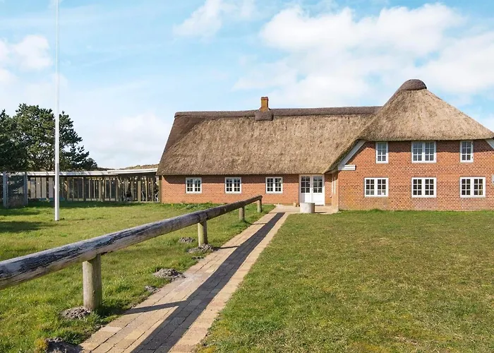 25 Person In Romo-by Traum Molby