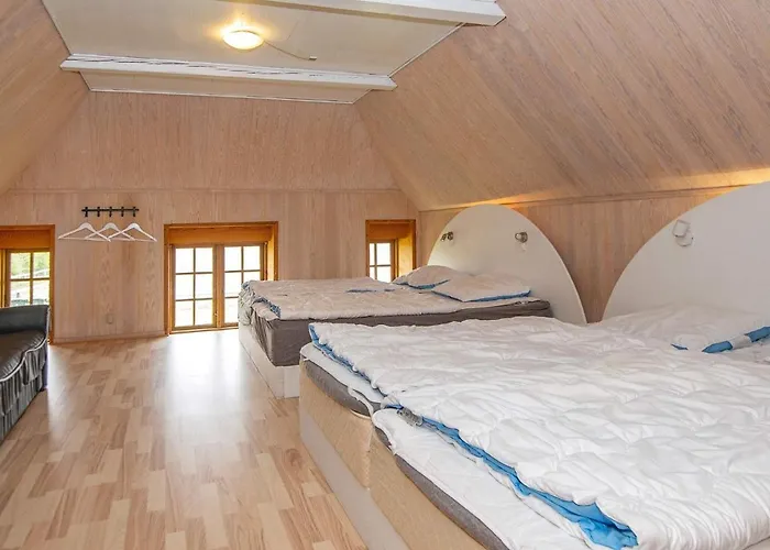 25 Person In Romo-by Traum * Molby