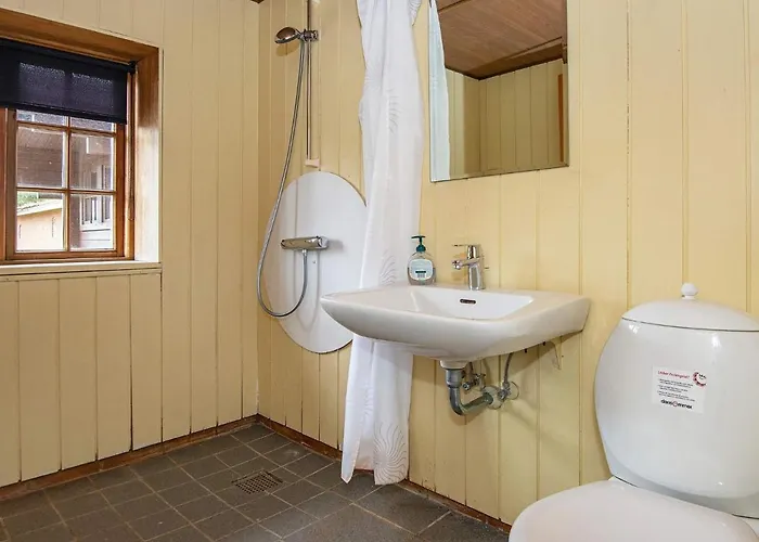 25 Person In Romo-by Traum Molby