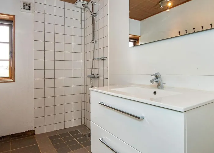 25 Person In Romo-by Traum * Molby