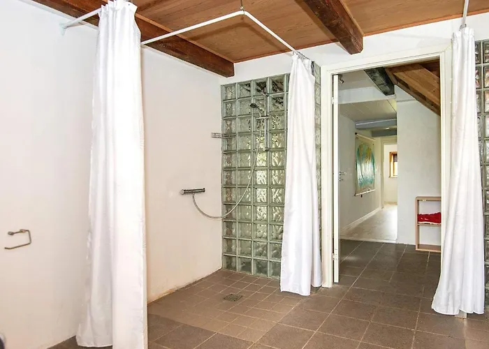 25 Person In Romo-by Traum * Molby