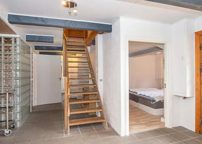 25 Person In Romo-by Traum