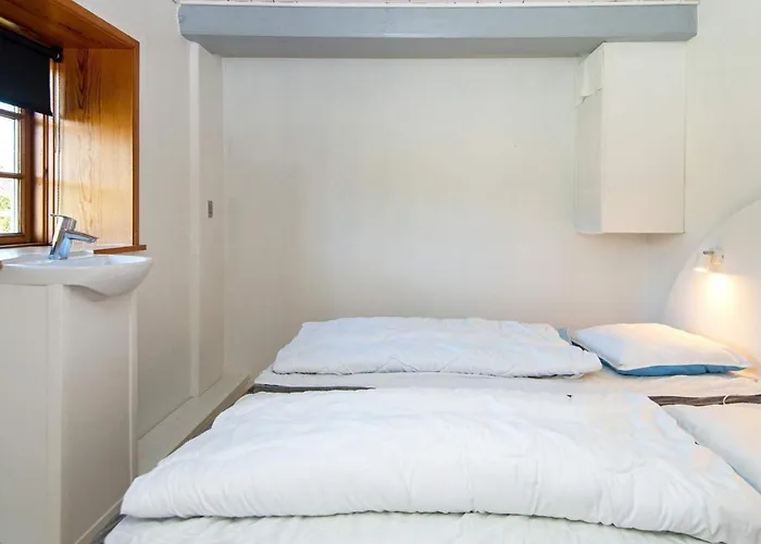 25 Person In Romo-by Traum Molby