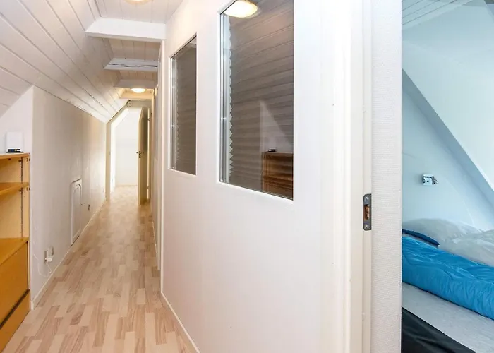 25 Person In Romo-by Traum Molby