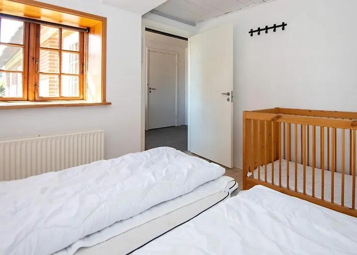 25 Person In Romo-by Traum Molby