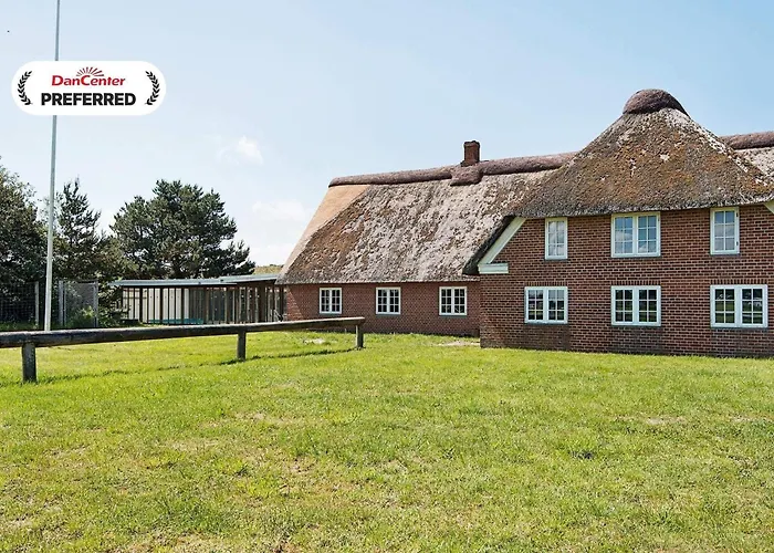 25 Person In Romo-by Traum * Molby